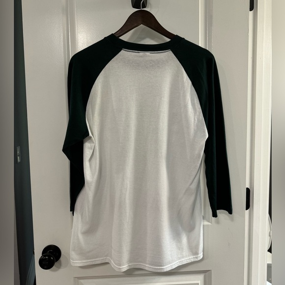 Men’s Quarter Sleeve Christmas Graphic T. Size: L - Picture 4 of 5